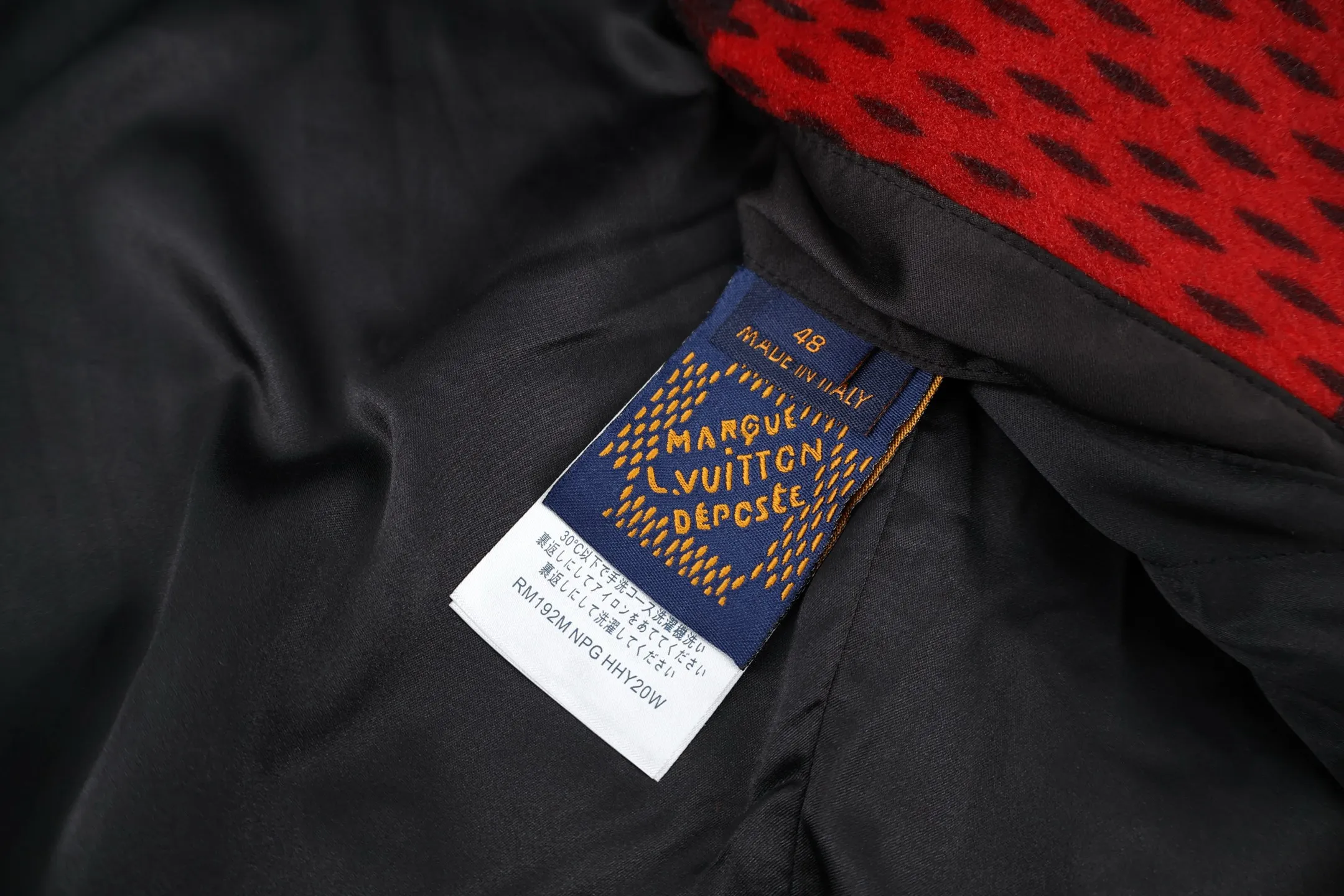 🅿️760 1v red checkerboard patchwork leather baseball jacket. Contrasting tension red and black checkerboard fabric + matte black leather sleeves. The roughness of the retro checkered pattern and the coolness of the leather collide with the visual sharpness, making the appearance a focal point. The "MARCQUES LOUIS VUITTON" logo on the chest hides the brand's genes, and the pearl white buttons are the finishing touch, and there is sophistication hidden in the looseness. Style adaptation: loose dropped shoulders + short tailoring, which can not only create a casual look on the street, but also bring out a neat aura, and is suitable for all daily/commuting/light social scenarios. Size:46-48-50-52